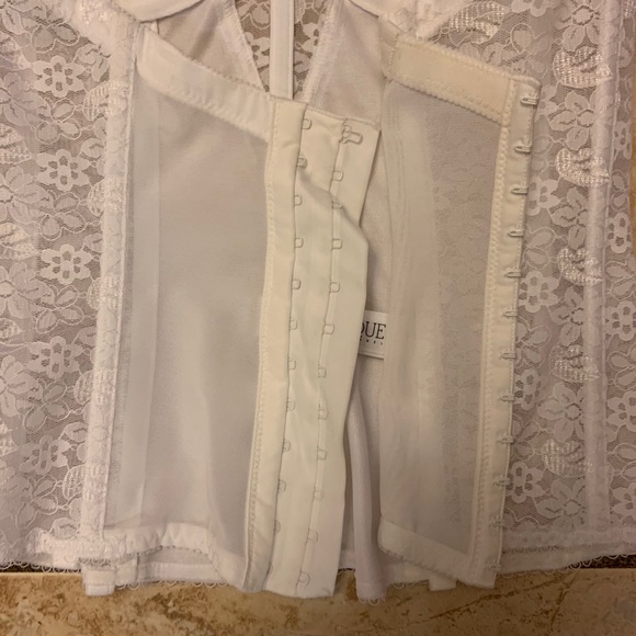 Corset - Picture 2 of 3